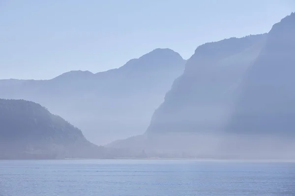 Norweski fiord krajobraz o świcie w niebieskim odcieniu. Norwegia podświetlenia — Zdjęcie stockowe