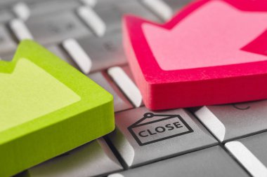 Bilgisayar klavye ok sinyalleri ile yakın sembolü