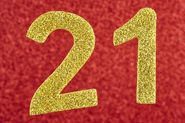 赤い背景の上の黄金を数 21。周年記念. — ストック写真