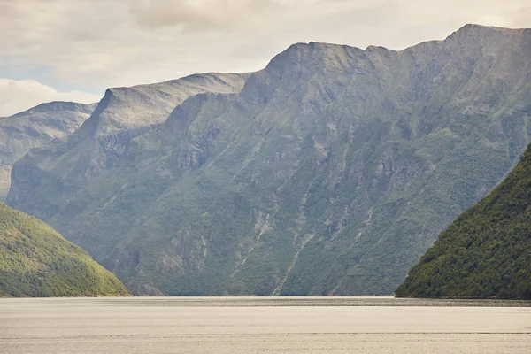 Paisaje de fiordos noruego. Viaje en crucero. Visita Noruega. Exterior — Foto de Stock