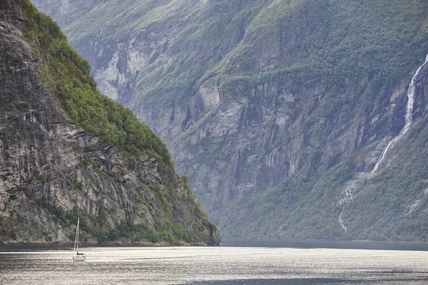 Krajobraz norweskiego fiordu. Podróż jachtem. Zwiedzania Norwegii. Turystyka. — Zdjęcie stockowe