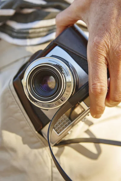 Tourist mit Oldtimer-Kamera in der Tasche. Hintergrund der Reise. — Stockfoto