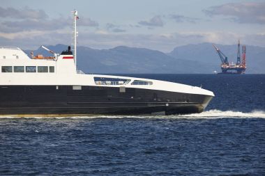 Cruise ve petrol ve gaz deniz platformu. Enerji endüstrisi. Petrol 