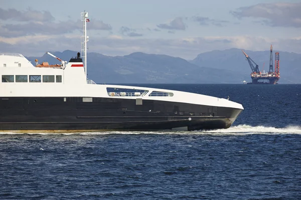 Cruise ve petrol ve gaz deniz platformu. Enerji endüstrisi. Petrol 