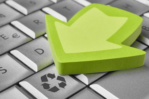 Bilgisayar klavyesindeki sembol geri dönüşüm. Sürdürülebilir gezegen. Ecolo
