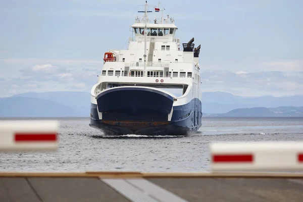 挪威汽车渡船码头口岸。封闭的屏障. — 图库照片