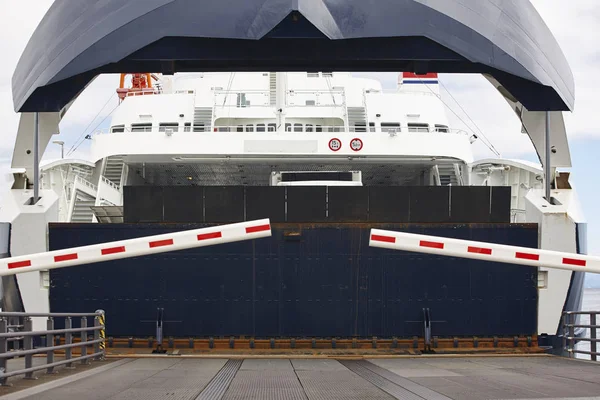 Norwegische Autofähre legt im Hafen an. Offene Barriere. — Stockfoto