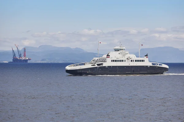 Olie en gas zee platform en cruise. Energie-industrie. Aardolie — Stockfoto