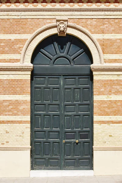 Brick classic building facade with green wooden door. Architectu — Stock Photo, Image