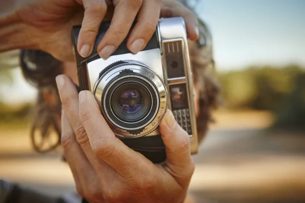 Woman taking pictures with vintage camera. Travel — Stock Photo, Image