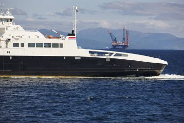 Petrol ve gaz offshore platformu ve cruise. Enerji endüstrisi. Petro