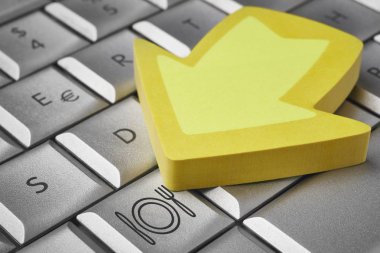 Online rezervasyon Restoran. Çatal, bıçak, tabak kutsal kişilerin resmi üstünde klavye