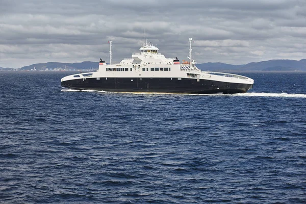 Noorse cruise op een fjord. Atlantische Oceaan. Reizen-achtergrond — Stockfoto
