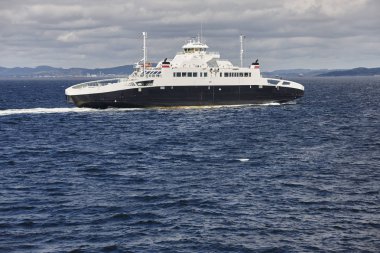 Bir fiyort Norveç gezisinde. Atlantik Okyanusu. Arka plan seyahat. 