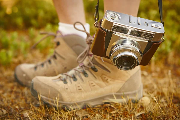 与在地面上远足靴的老式相机。旅行 — 图库照片