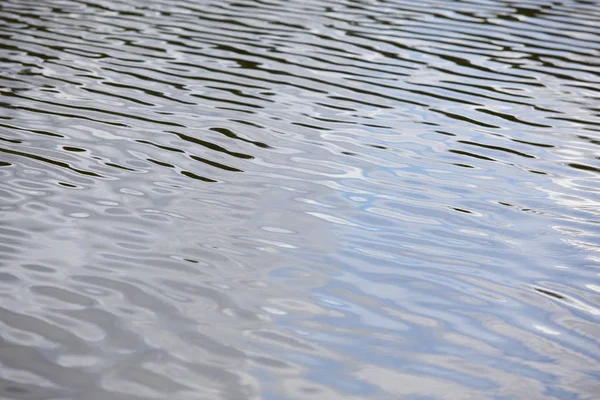 Riflesso dell'acqua su un lago. Movimento d'onda. Sfondo della natura . — Foto Stock