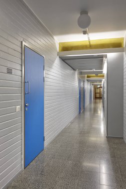 Modern hostel kapalı koridor. Mimari iç arka plan.