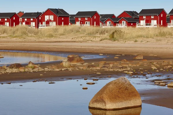 Marjaniemi beach, Hailuoto Island yakınındaki kırmızı ahşap evler. Finlan — Stok fotoğraf