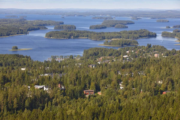 Pueblo Kuopio en Finlandia. Isla, lago del bosque. Paisaje finlandés —  Fotos de Stock