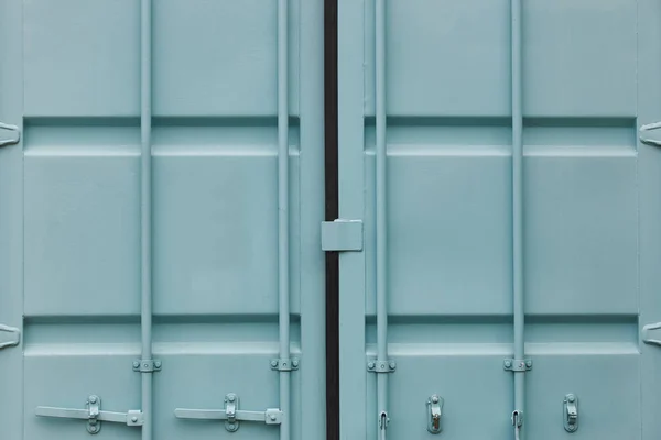 Грузовые контейнерные двери синим зеленым тоном. Фон поставки — стоковое фото