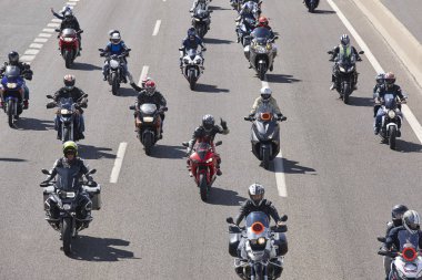 Motosiklet binici yolda. Ulaşım arka plan. 