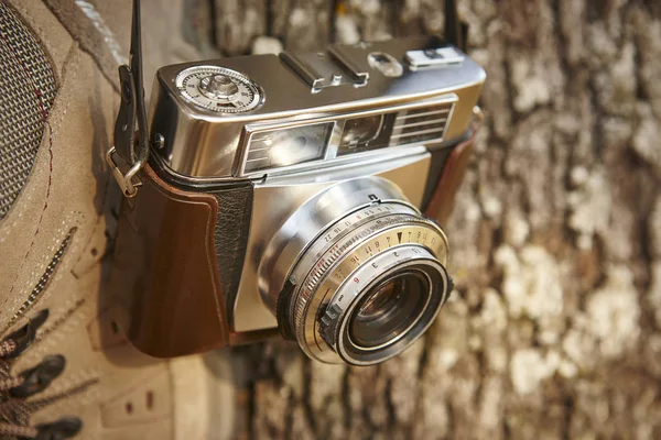 Oude ouderwets film camera detail en wandelschoenen. Reizen — Stockfoto