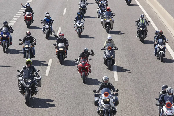 Motosiklet binici yolda. Ulaşım arka plan. 