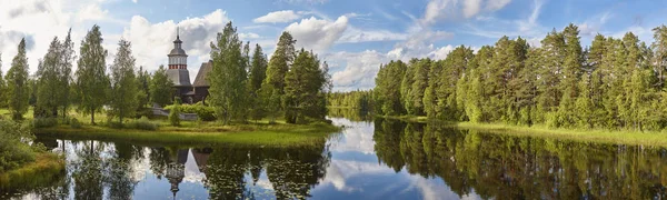 Krajobraz Finlandii z lasu i jeziora. Kościół Petajavesi. Trave — Zdjęcie stockowe