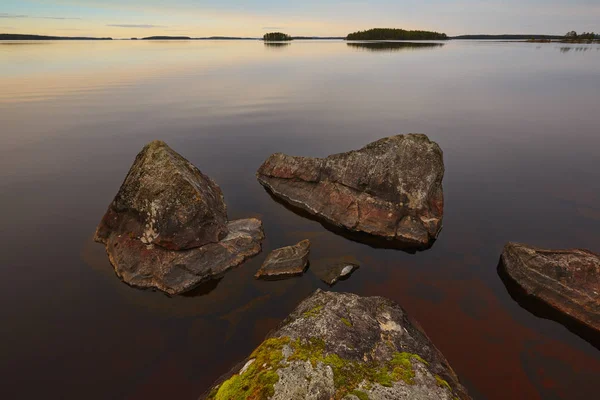 Finsko krajina s jezerem a skály. Západ slunce. Koli. Pielinen — Stock fotografie