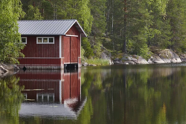 Paisaje tradicional de Finlandia con lago, bosque y madera roja h — Foto de Stock