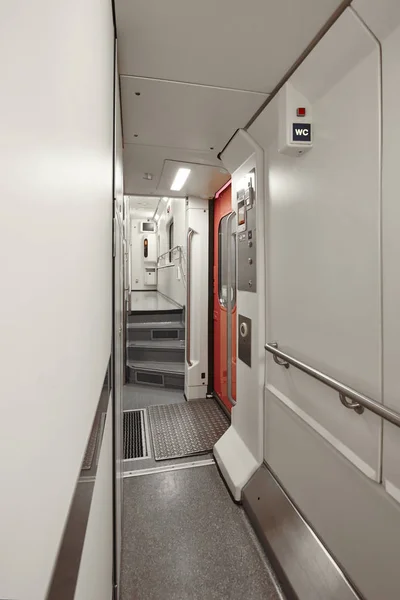 El vagón cama corredor de tren interior. Primer piso. Transporte. —  Fotos de Stock