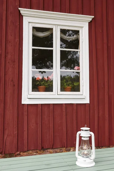 Façade traditionnelle de ferme en bois rouge avec fenêtre et fleurs. Finl — Photo