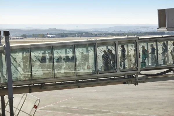 Aeroporto in fuga con operatore telescopico e turisti. Trasporti — Foto Stock