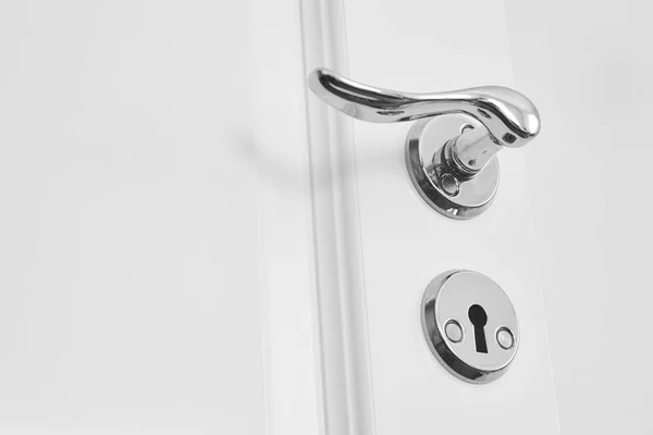 Knoflík kovový klasické dveře na bílé dveře. Rozepnuté sepnuté — Stock fotografie