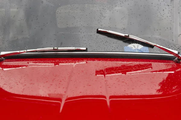 Detail přední části starožitné klasické červené auto. Vintage pozadí. — Stock fotografie