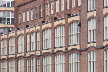 Tampere, Finlandiya için eski kırmızı tuğla cephe Fabrika binaları.