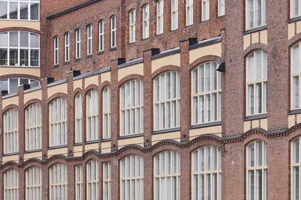 Stare budynki fabryki fasada z czerwonej cegły w Tampere, w Finlandii. — Zdjęcie stockowe