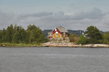 Finlandiyalı bir göl kenarında geleneksel ahşap ev. Finlandiya manzara. 