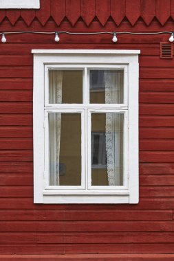 Beyaz pencere ile geleneksel kırmızı ahşap cephe. Vintage backgro