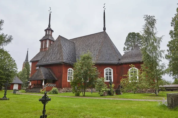 Staré tradiční červený dřevěný kostel Keuruu. Finsko dědictví. — Stock fotografie