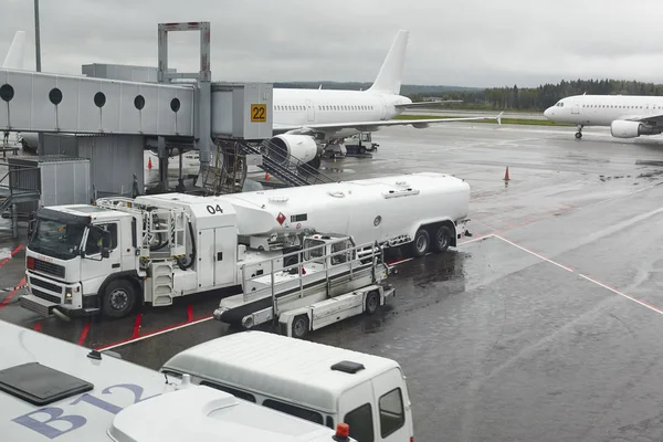 Aeropuerto fugitivo con aviones en un día lluvioso. Viajes — Foto de Stock