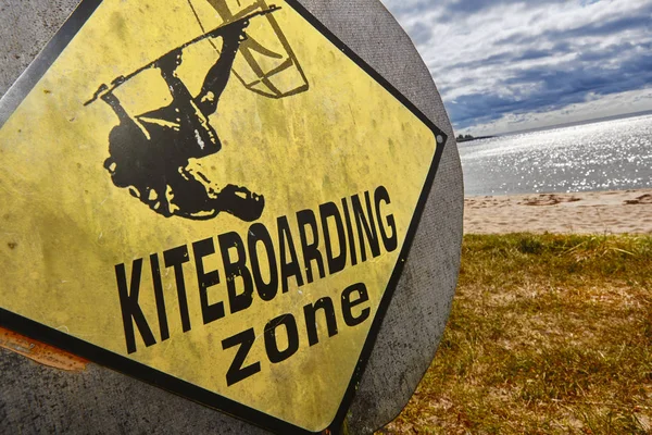 Kiteboarding gebied signaal op een zandstrand. Extreme sporten. — Stockfoto