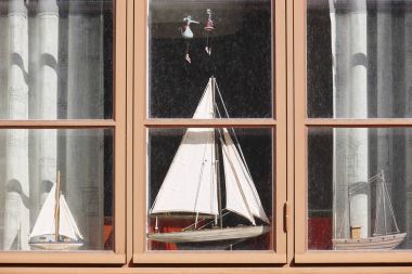 Model tekneler ile geleneksel ahşap pencere. Antika arka plan