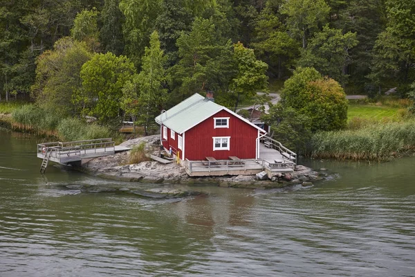 Traditionele Finse rode houten huis. De oever van het meer. Finland — Stockfoto