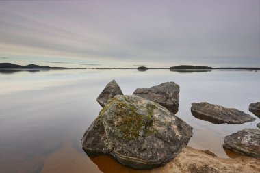 Finlandiya, yatay, göl ve günbatımı taşlara. Koli. 