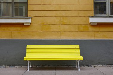 Sarı tezgah turuncu bir duvarın üzerinden. Helsinki şehir merkezi