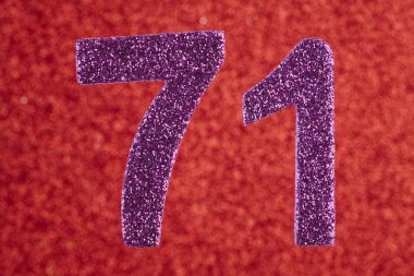 Yetmiş bir mor renk kırmızı bir arka plan üzerinde numara. Anniversa
