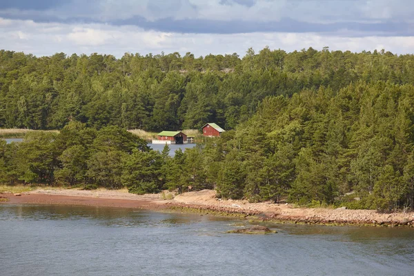 Granja tradicional en el bosque finlandés rodeado de lago. Aland. — Foto de Stock
