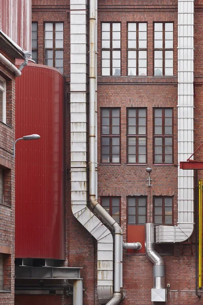 Antieke rode bakstenen fabrieksgebouw gevel in Tampere. Finland — Stockfoto