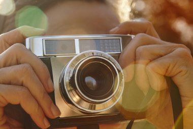 Kadın vintage fotoğraf makinesi ile fotoğraf çekmek. Arka plan seyahat. SK